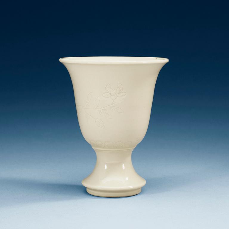 A blanc de chine beaker, Qing dynasty, Kangxi (1662-1722).