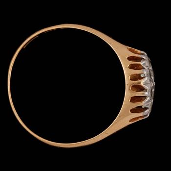 RING, 18k guld med 6 briljantslipade diamanter, tot ca 0,24 ct. Vikt ca 3,5 gram.