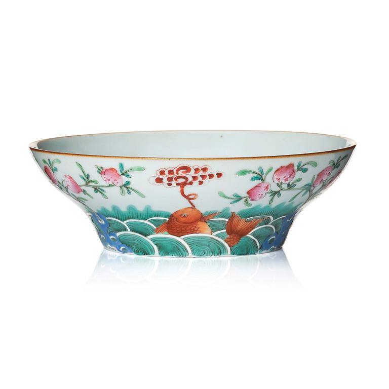 A fish and peaches bowl, late Qing dynsty.