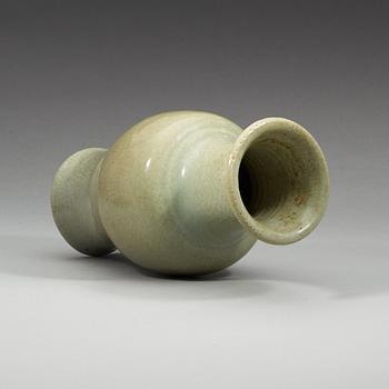 A ge glazed celadon vase, Qing dynasty (1644-1912).