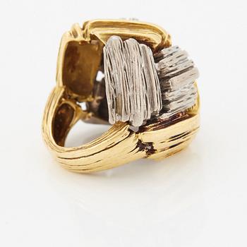 An 18K gold and platinum ring.