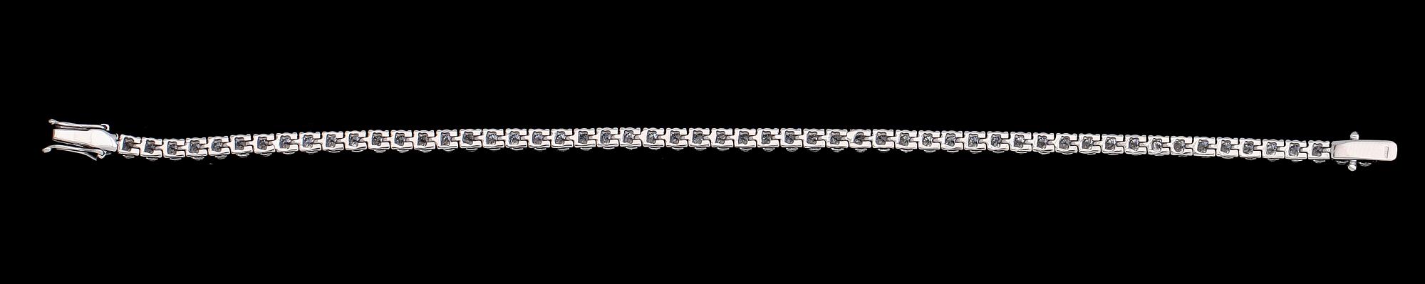 ARMBAND, 18 k vitguld, briljantslipade diamanter tot ca 4.62 ct. Vikt ca 12,9 g.
