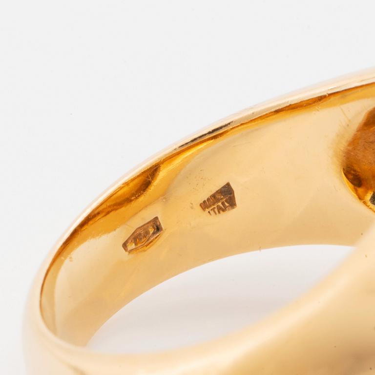 A Bulgari ring in 18K gold set with onyx.