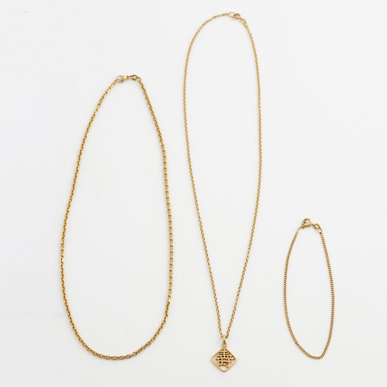 Två halskedjor, ett med hänge och ett armband, 18K guld.