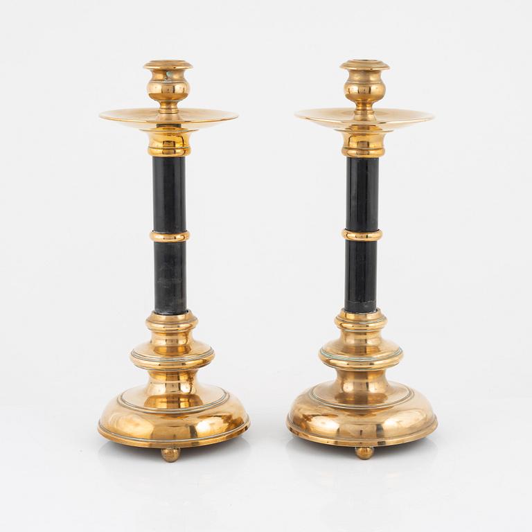 A pair of brass candlesticks, around the year 1900.