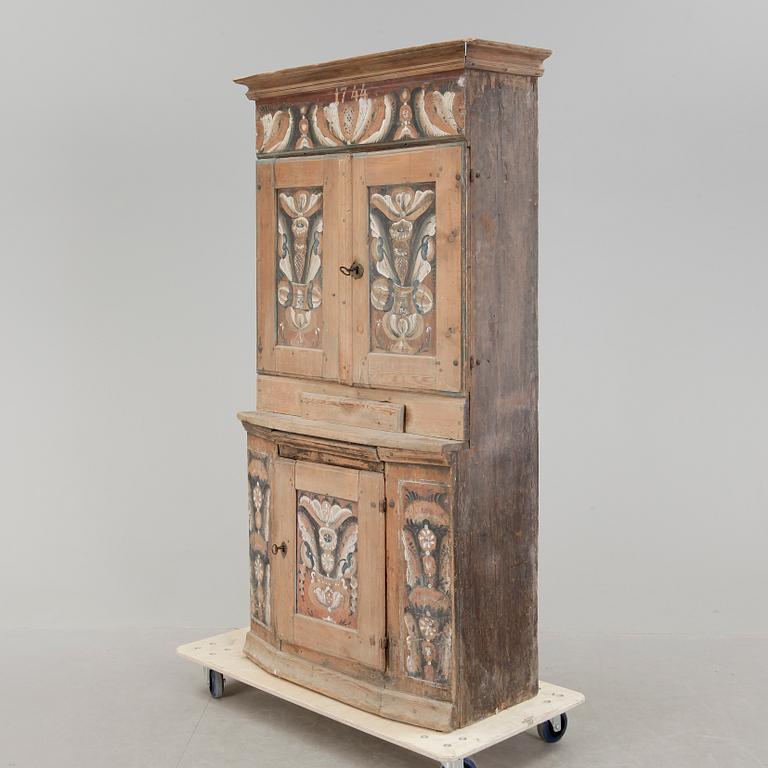 SKÄNKSKÅP, bär datering 1744.