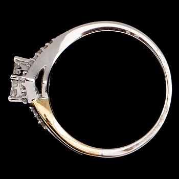 RING, 10 k vit/gult guld, briljant och princesslipade diamanter.