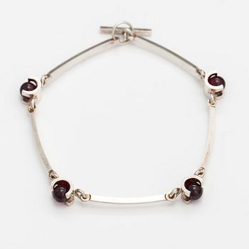 Elis Kauppi, A sterling silver bracelet with garnets. Kupittaan kulta, Turku.