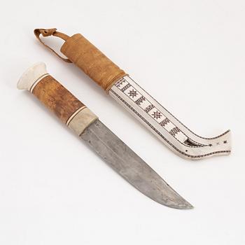 A reindeer ann birch lare knife by Esse Poggats, before 1966.