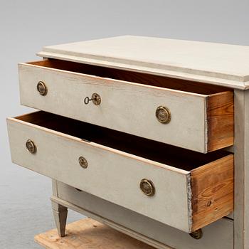 CHEST OF DRAWERS, first half of the 19th century.