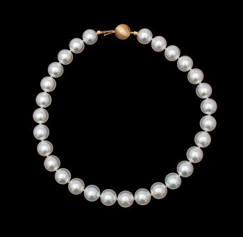 1105. A cultured South sea pearl necklace, 14,6-13,8 mm.