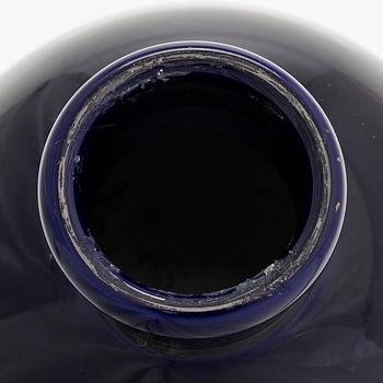 Inkeri Leivo, Konstkeramik, "Blue Velvet" osignerad.