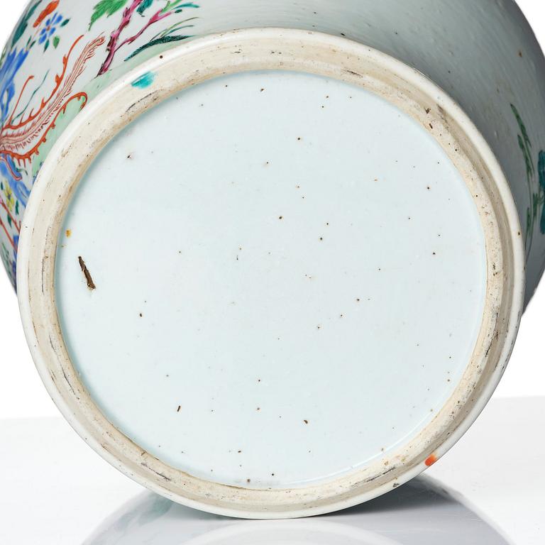 Urna, porslin. Qingdynastin, 1700-tal.