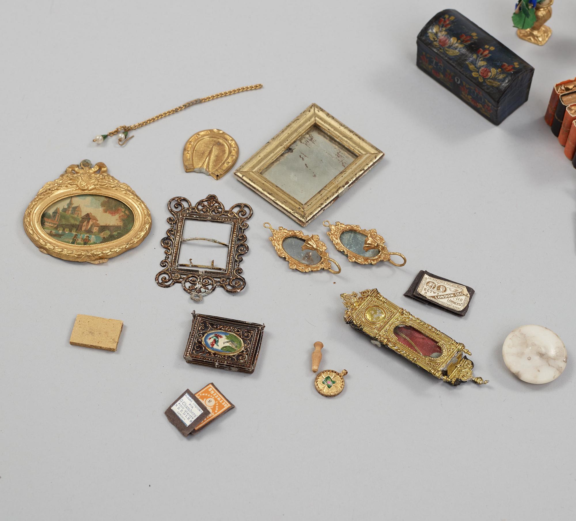 a set of dollhousefuniture and objects including Waltershausen.