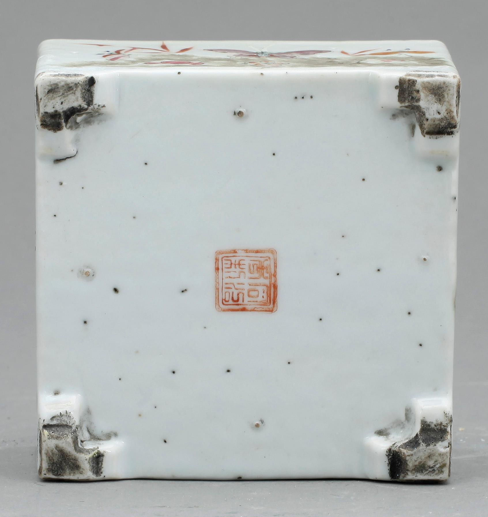 STÄLL. Porslin, Kina, 1800-tal.