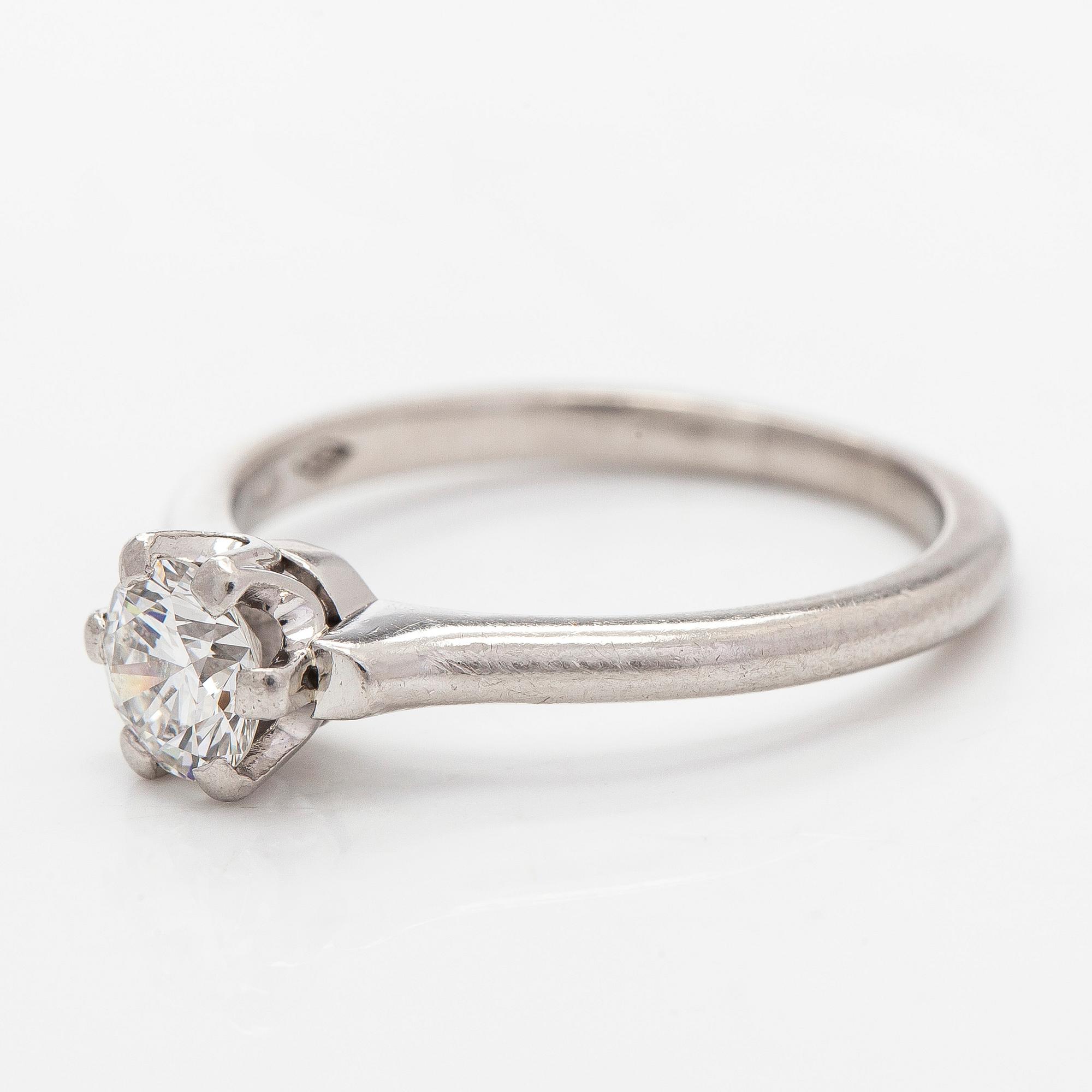 Ring, solitär, platina och en briljantslipad diamant.