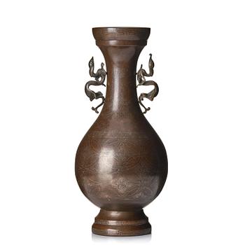 1034. A bronze vase, Japan, Meiji (1868-1912).