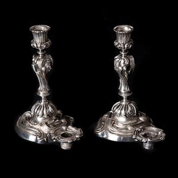 LJUSSTAKAR, ett par, vitmetall, rokokostil, 1800-talets senare hälft.