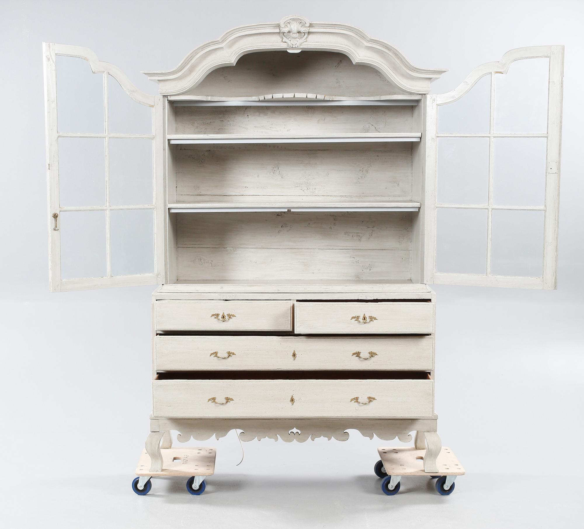 VITRINSKÅP, delvis rokoko, 1700-tal.