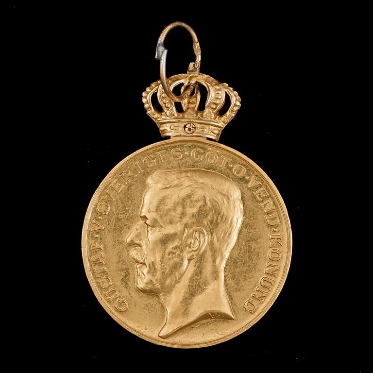 MEDALJ, 21,6k guld, "Kungl Patriotiska Sällskapet", 1945. Vikt 20,6g.