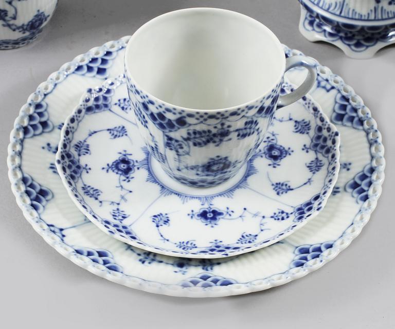 KAFFESERVIS, 30 delar, porslin, "Musselmalet", Royal Copenhagen, 1900-talets andra hälft.