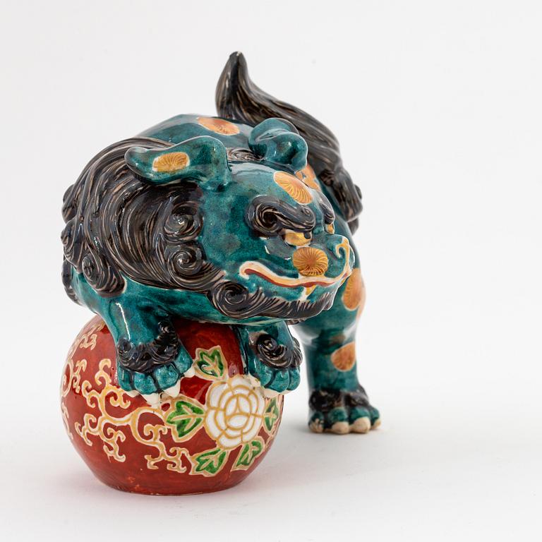 A Japanese ceramic Buddhist lion, 20th century.