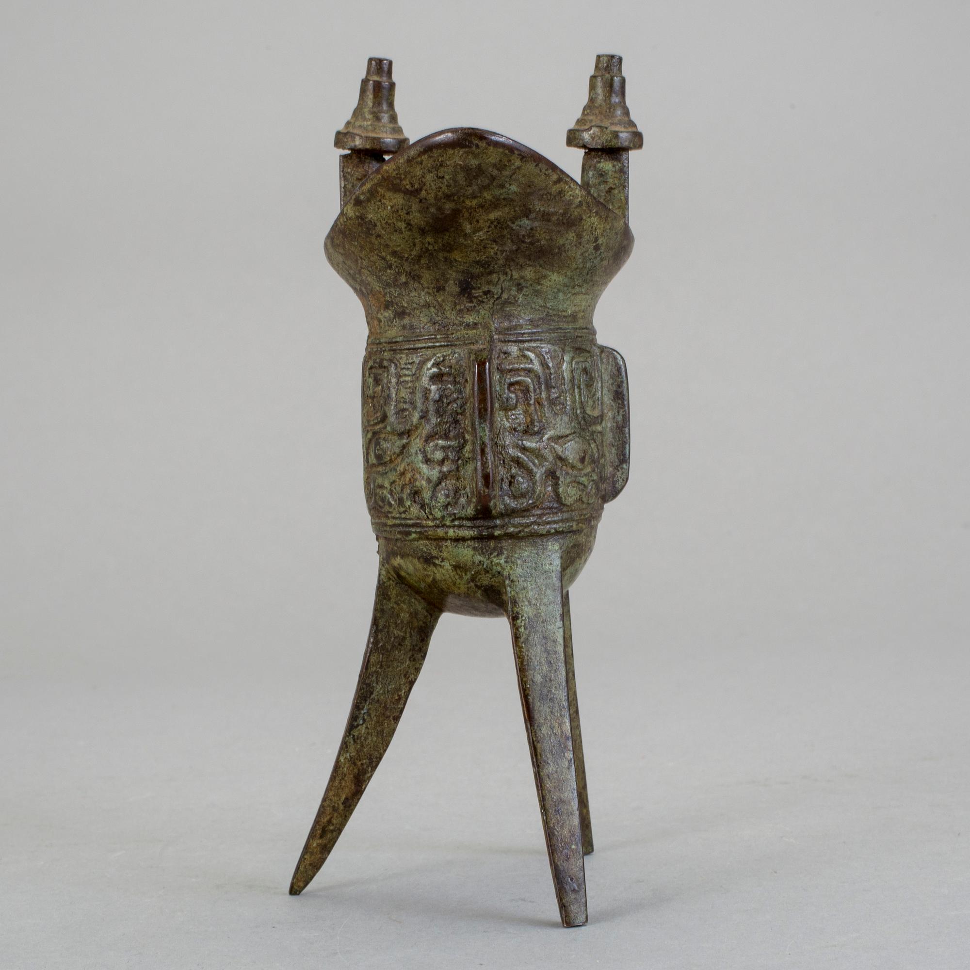 VINOFFERBÄGARE (jue), brons, 1900-tal, Kina.