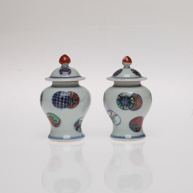 KINESISKA URNOR MED LOCK, ett par, början av 1900-talet.