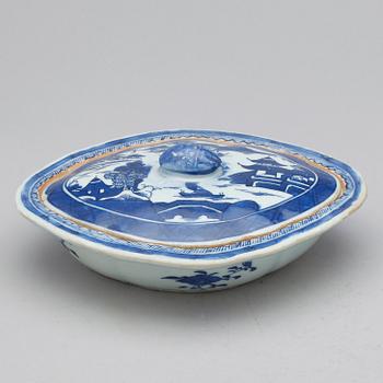 KAROTT MED LOCK, porslin, Kina, 1800-/1900-tal.