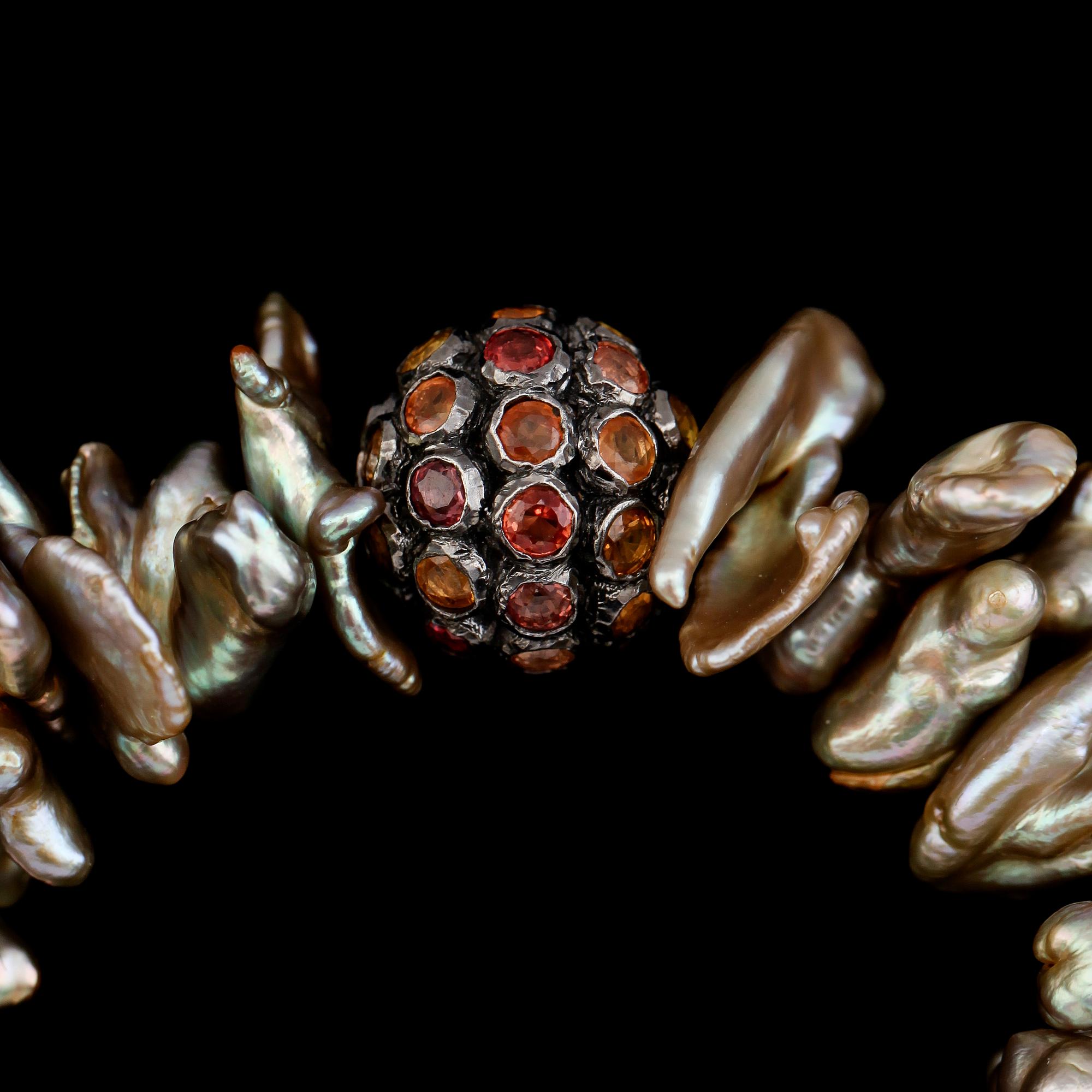 ARMBAND, sötvattenspärlor, silver och flerfärgade safirer.