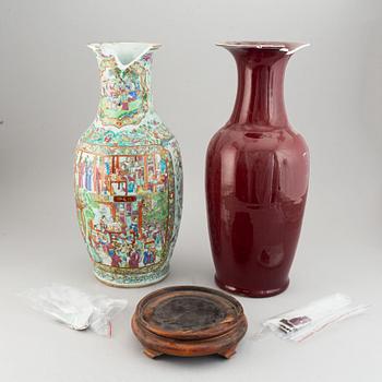 Two porcelain floor vases, Qing dynasty, 19th century.