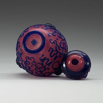 FLASKA med LOCK, pekingglas. Kina, 1900-tal med sigillmärke.