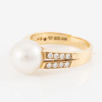 Ring in 18K gold with a cultured pearl and round brilliant-cut diamonds.