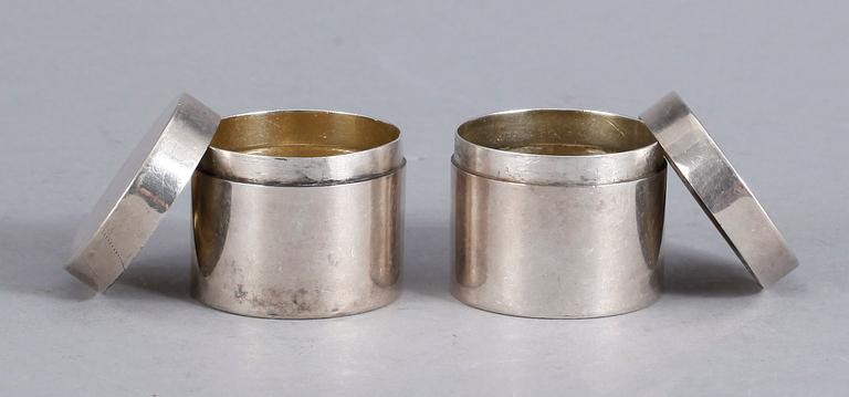 TOILETTEDOSOR, ett par, silver,  Stephan Halling, Örebro 1775. Tot ca 91 gram.