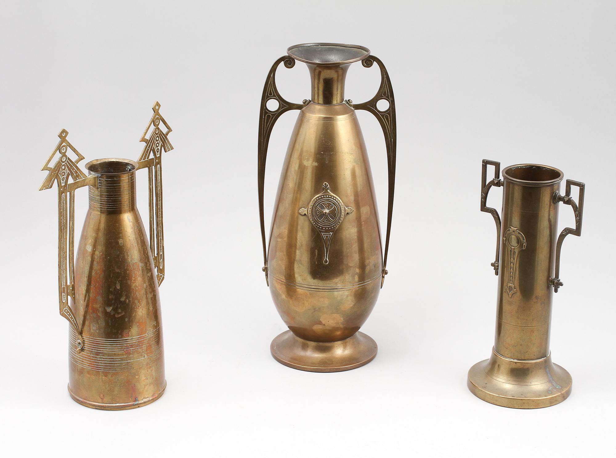 VASER, 3 st, mässing, jugend, bl a C Kurz & Co., Tiel, Nederländerna, 1900-talets början.