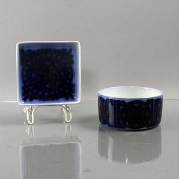 SKÅL PÅ FOT, ASKTFAT, samt SKÅL, fajans resp. flintgods, Stig Lindberg för Gustavsberg.