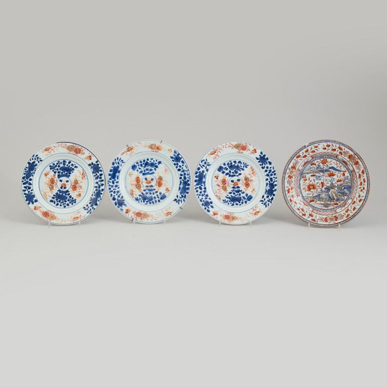 Four imari porcelain plates, Qing dynasty, 18th century.