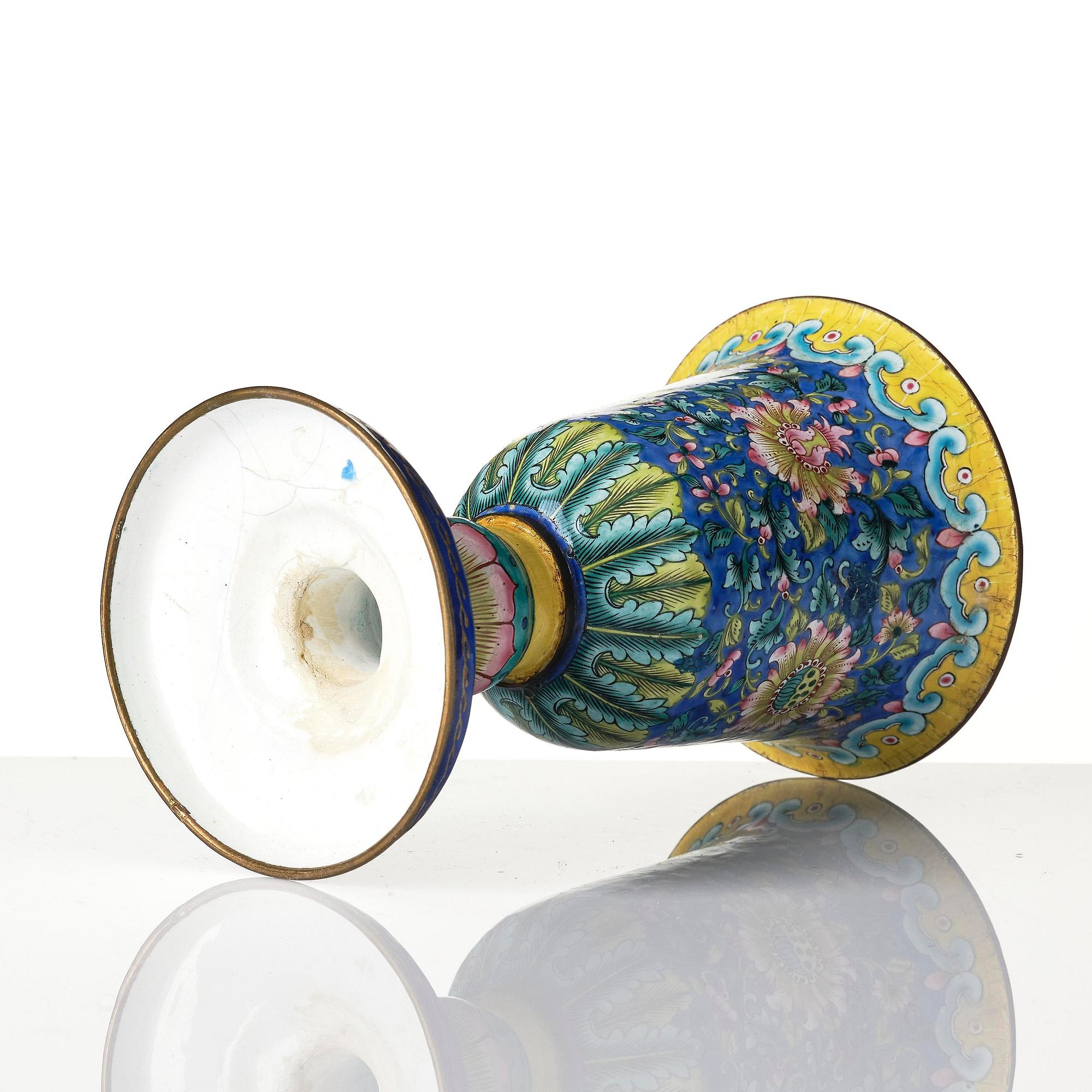 Bägare samt kopp med fat, emalj på koppar. Qingdynastin, 1700/1800-tal.