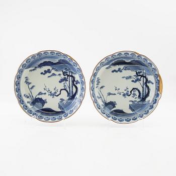 A pair of blue and white Japanese dishes, Edo.