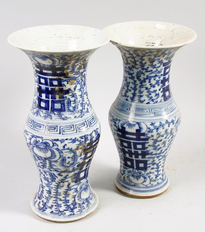 VASER, ett par, porslin, Kina, 1900-tal.