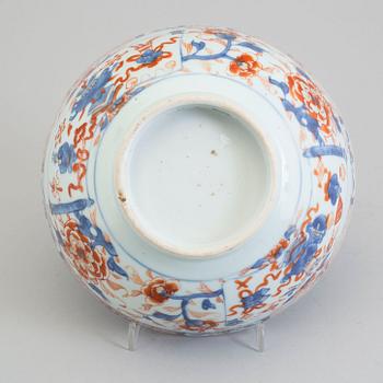 A imari export porcelain bowl, Qing dynasty, 18th century.