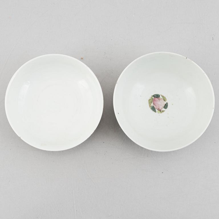 Four porcelain bowl and one cover, China, late Qing dynasty and 20th century.