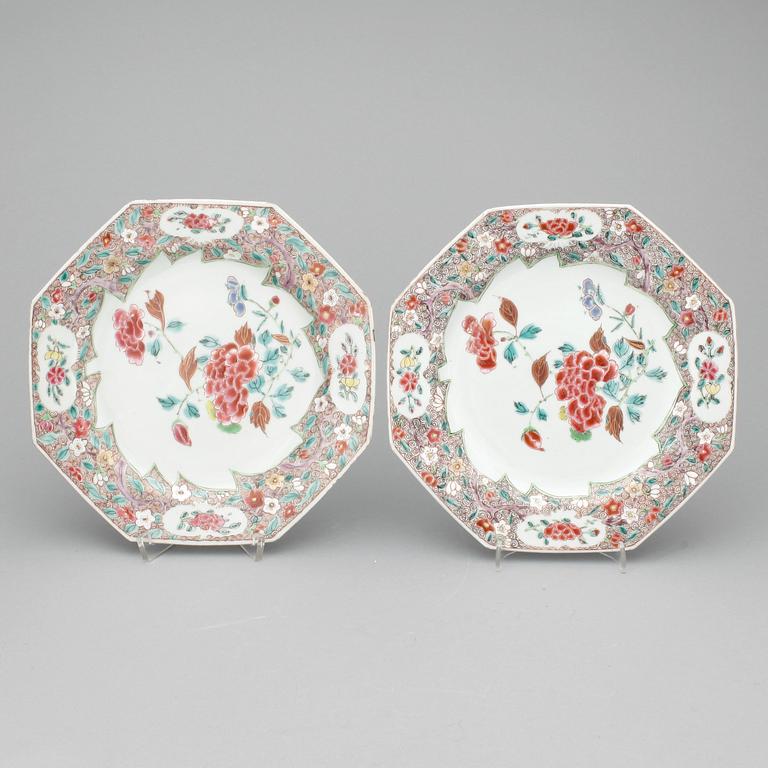 TALLRIKAR, ett par +1 +1, porslin, Kina, Qianlong (1736-1795).