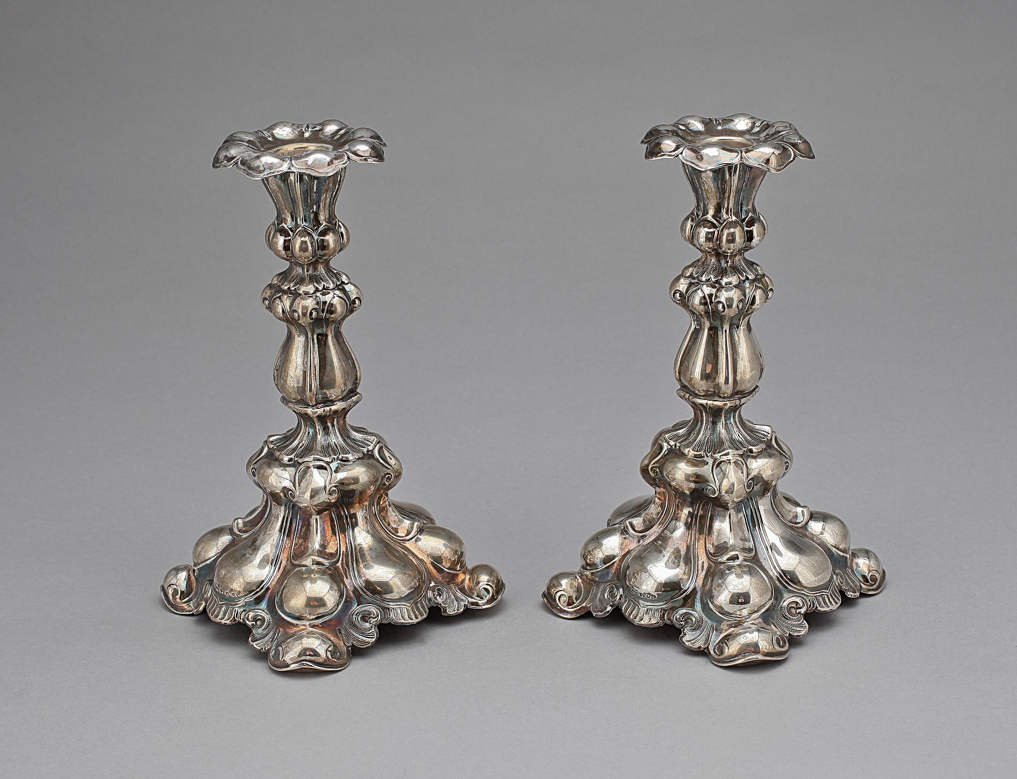 LJUSSTAKAR, ett par, silver, rokokostil, CG. Hallberg, Stockholm, 1937 samt 1938.