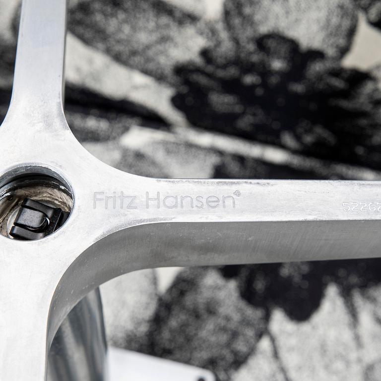 Arne Jacobsen, Stol med fotpall, Fritz Hansen, Danmark, 2000-tal.