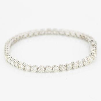 Tennis bracelet with brilliant-cut diamonds.