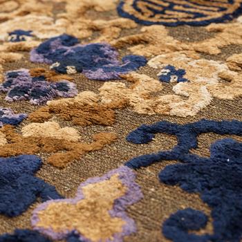 CARPET. Antique silk China relief. 212 x 125 cm. Late Qing dynasty (1644–1911).