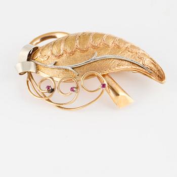 BROSCH, 18K guld med 3 fasettslipade syntetiska rubiner. Vikt 14,5 gram.