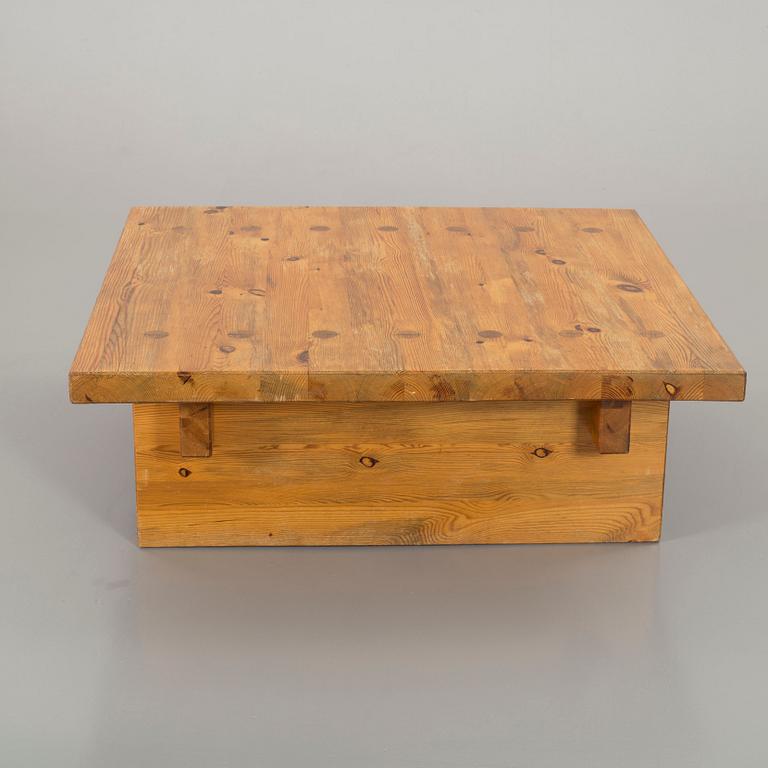 A PINE SOFA TABLE BY ROLAND WILHELMSSON FOR KARL ANDERSSON.