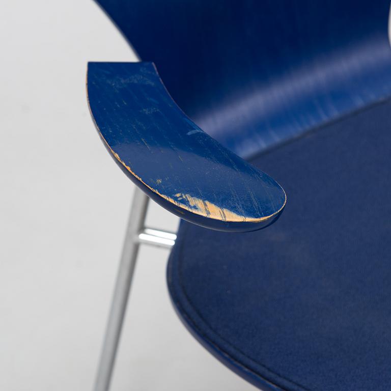 Arne Jacobsen, tuoleja 3+1, "Sjuan", Fritz Hansen, Tanska,1999-2001.